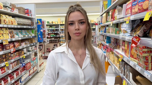 Девушка-консультант сосет в туалете и дает в авто