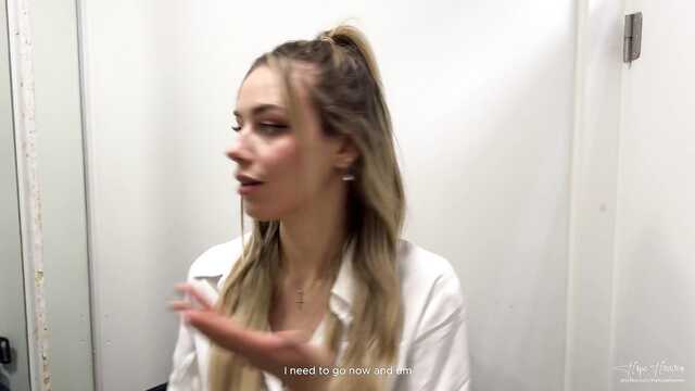 Девушка-консультант сосет в туалете и дает в авто