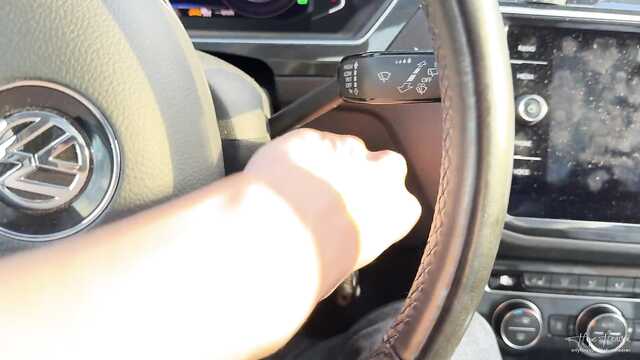 Девушка-консультант сосет в туалете и дает в авто