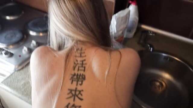 Хватит готовить блины, давай трахаться на кухне