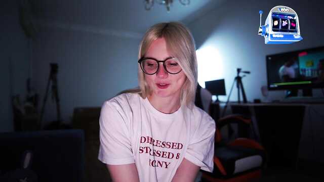 Разговорчивая блондинка знатно сосет и жрет сперму