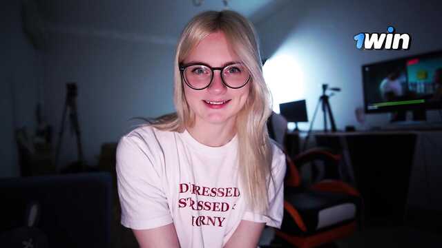 Разговорчивая блондинка знатно сосет и жрет сперму