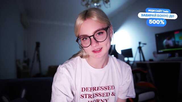 Разговорчивая блондинка знатно сосет и жрет сперму