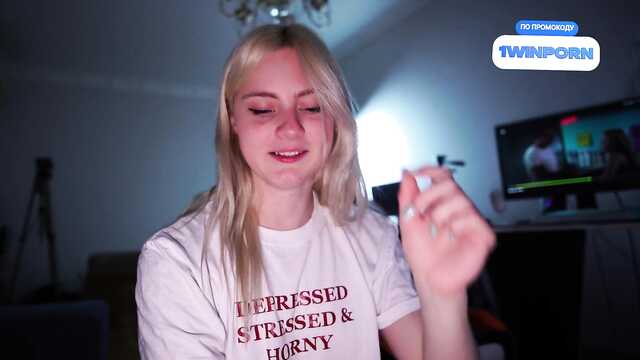 Разговорчивая блондинка знатно сосет и жрет сперму