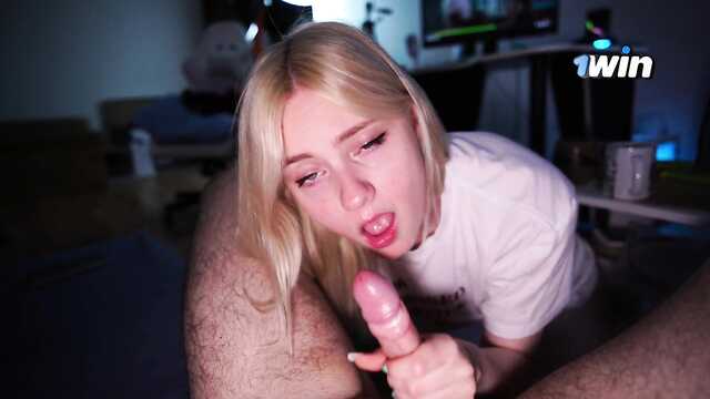 Разговорчивая блондинка знатно сосет и жрет сперму