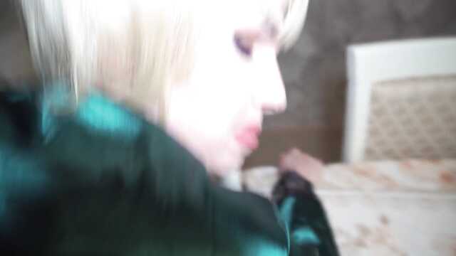 Прижал мачеху к стене и грубо выебал в ротик