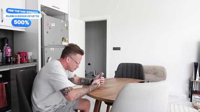 Молодая мачеха не отказала пасынку в сексе