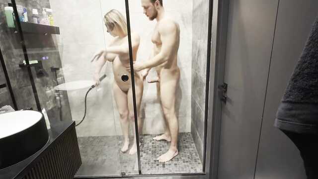 Супружеская пара устроила страстный секс в душе