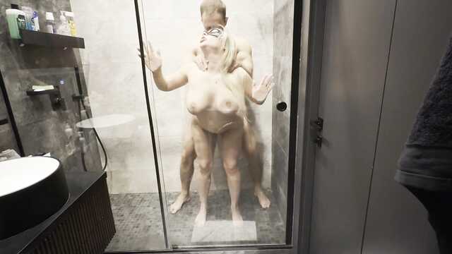 Супружеская пара устроила страстный секс в душе