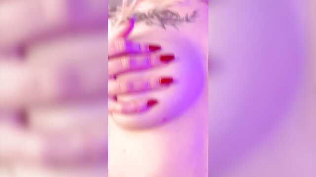 Молодая соседка ловко играет с членом и жрет кончу