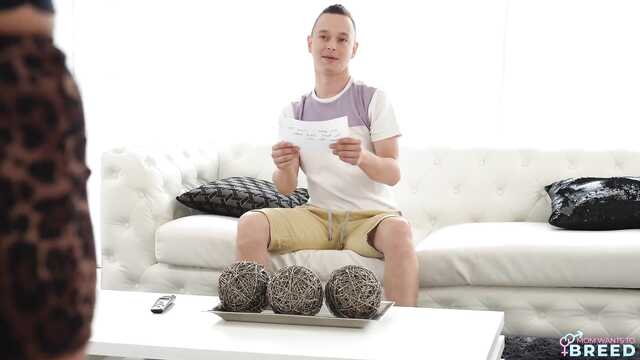 Голая мачеха счастлива, что пасынок спустил внутрь