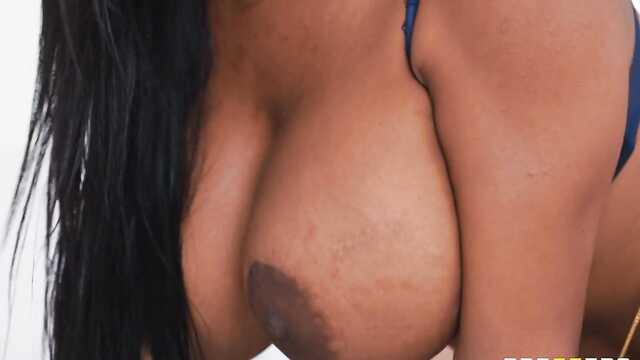 Часто седой сосед натягивает чернокожую толстушку