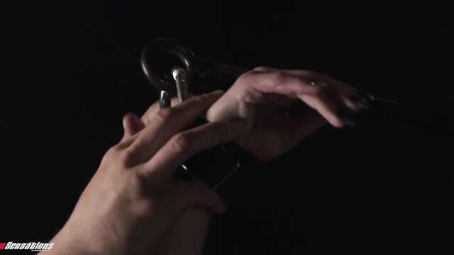 В темной комнате мужик страстно ебет пышечку