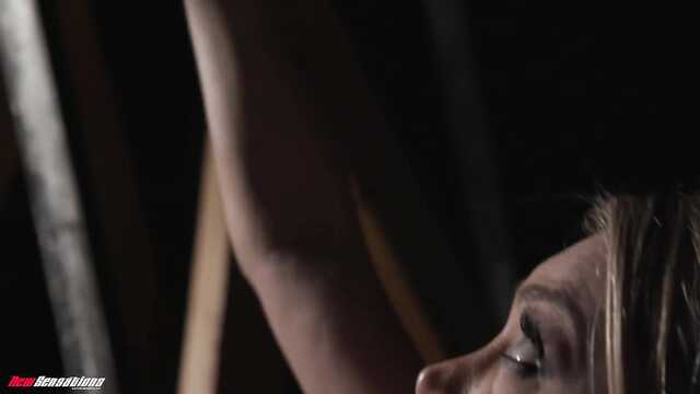 В темной комнате мужик страстно ебет пышечку