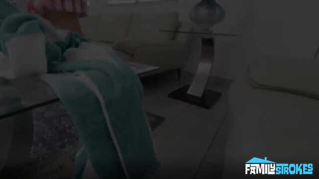 У моей развратной сестренки на уме один секс