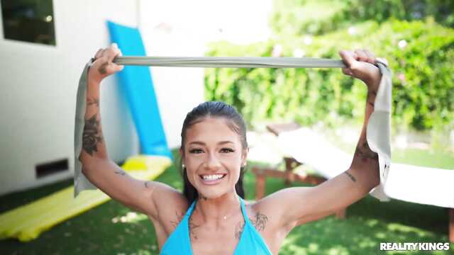 Негр с большим хуем сочно ебет миниатюрную соседку