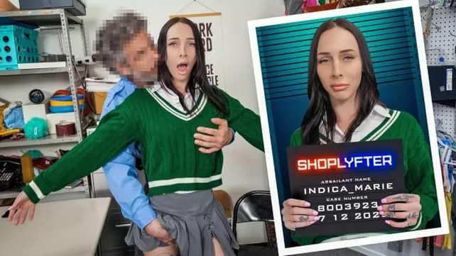 Охранник поймал и трахнул воровку в подсобке