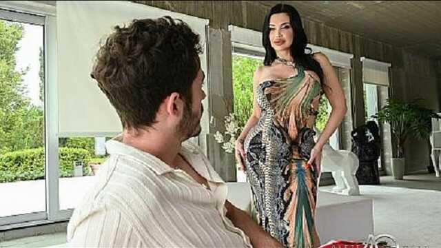 Пасынок так давно хотел засадить в красивую мачеху