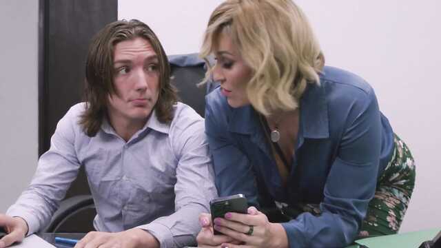 На рабочем месте начальник выебал подчиненную