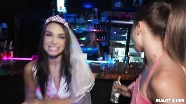 Девичник закончился анальным сексом с невестой