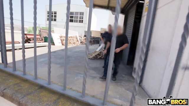 Прямо на улице незнакомец ебет в попку нимфоманку