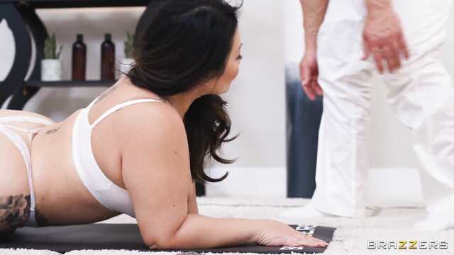 Толстуха из Китая смазала письку перед сексом