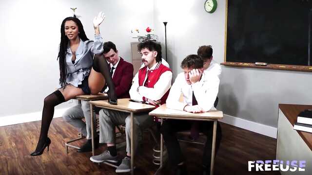 Групповуха в колледже: училка отдалась студентам