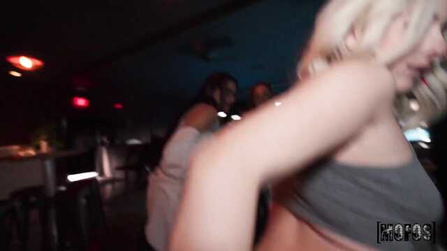 Я потекла и захотела секс прямо в шумном баре