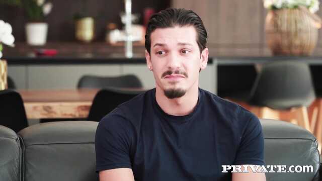 Молодая секретарша трахается с сыном начальника
