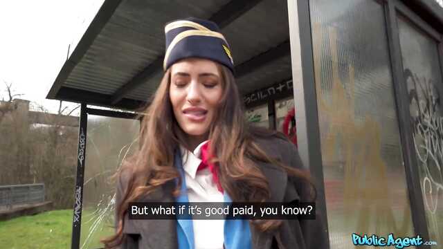 На улице пикапер вставил в длинноногую стюардессу