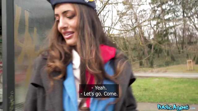 На улице пикапер вставил в длинноногую стюардессу