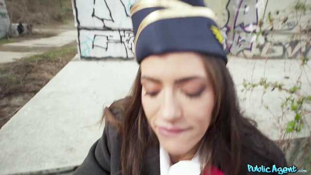 На улице пикапер вставил в длинноногую стюардессу