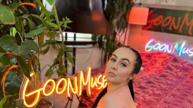 Влюбчивая пышка дала молодому на первом свидании