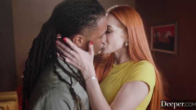 Тугая попка худышки с трудом выдержала пенис негра