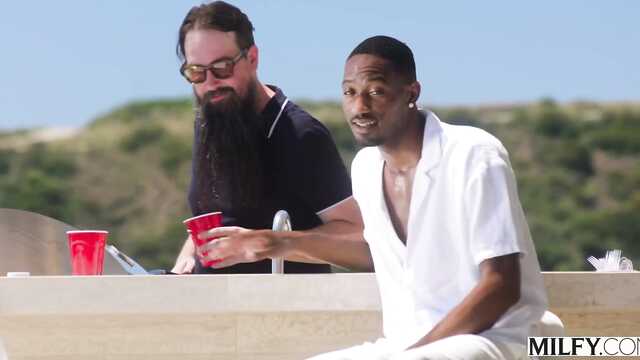 Жаркое секс свидание мамочки с двумя неграми