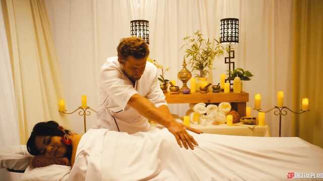 Массажные ласки возбудили и я изменила муженьку