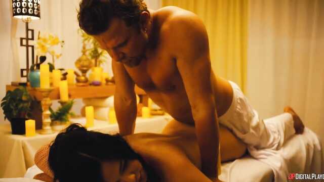 Массажные ласки возбудили и я изменила муженьку