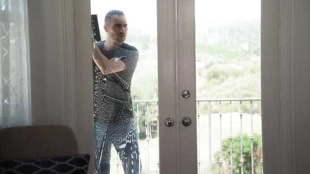 Мойщик окон засадил между ног толстой мамочке