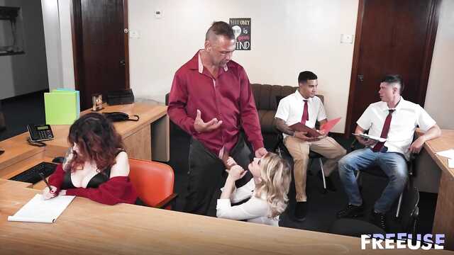 Получаю хорошую премию за секс с начальником