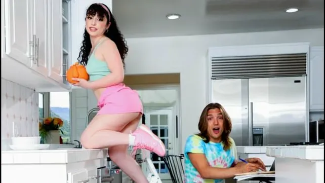 Под юбкой у старшей сестры не оказалось трусиков