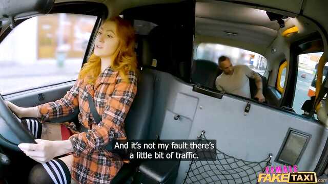Особое женское такси: рыжая раздвинула ножки