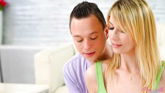 Заботливый пасынок помогает мачехе растянуть киску