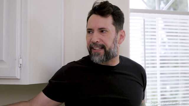 Молоденькая няня ебется намного лучше чем жена