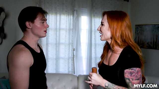 Голая мамочка обливается маслом и дает сыну