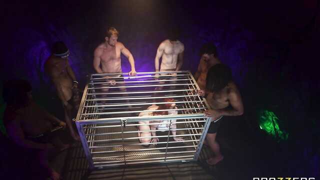 Посадили толстую рабыню в клетку и трахаем в ротик