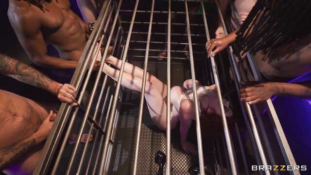 Посадили толстую рабыню в клетку и трахаем в ротик