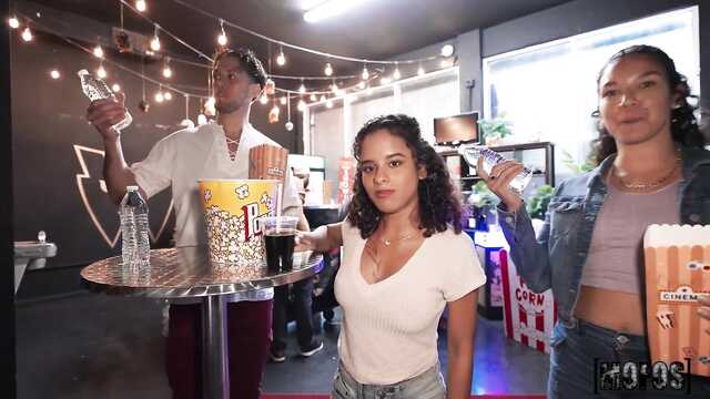 Свидание в кинотеатре с красивой латиночкой