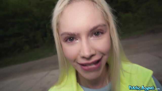 Соблазнительная и доступная тёлочка для пикапера