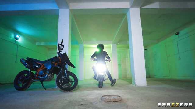 Невероятный разврат на паркинге