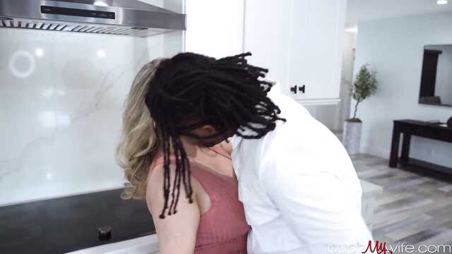 Мою жирную женушку знатно натянул африканец